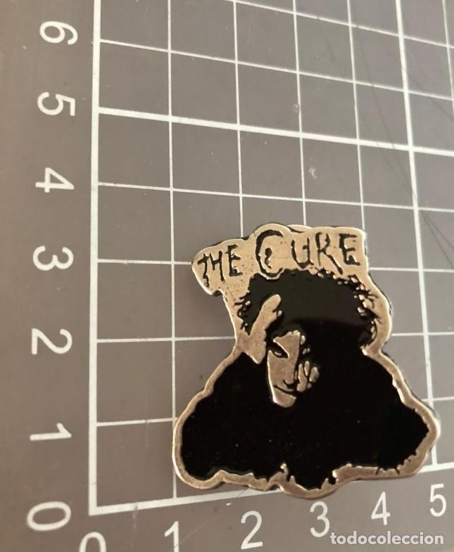 Pins de colecci&oacute;n: PIN MET&Aacute;LICO ESMALTADO SILUETEADO THE CURE ROBERT SMITH