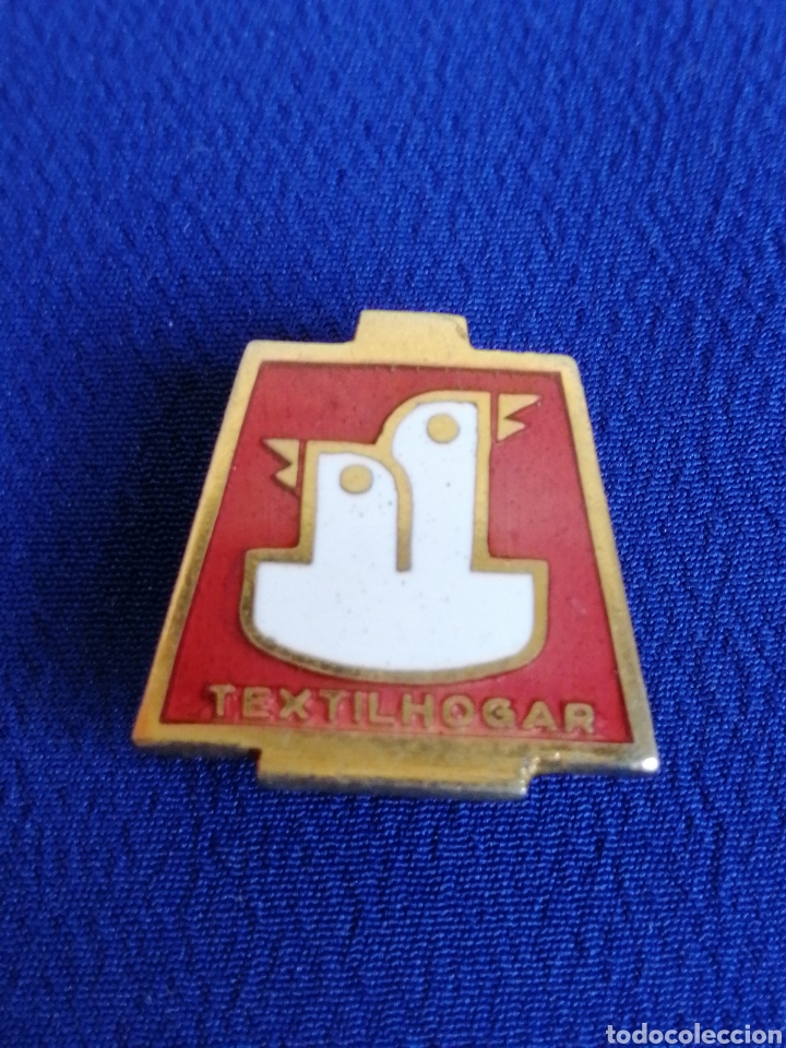 Pins de colecci&oacute;n: INSIGNIA TEXTIL HOGAR (ESMALTADA DE OJAL) - Foto 1