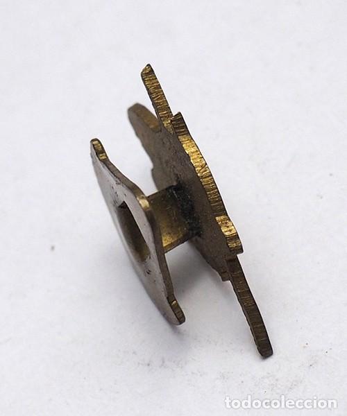 Pins de colecci&oacute;n: Antiguo pin de ojal. CE - Foto 2