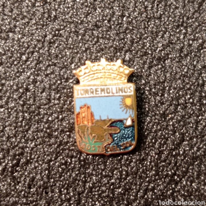 Pins e Spille di collezione: Pin tur&iacute;stico TORREMOLINOS (M&aacute;laga)