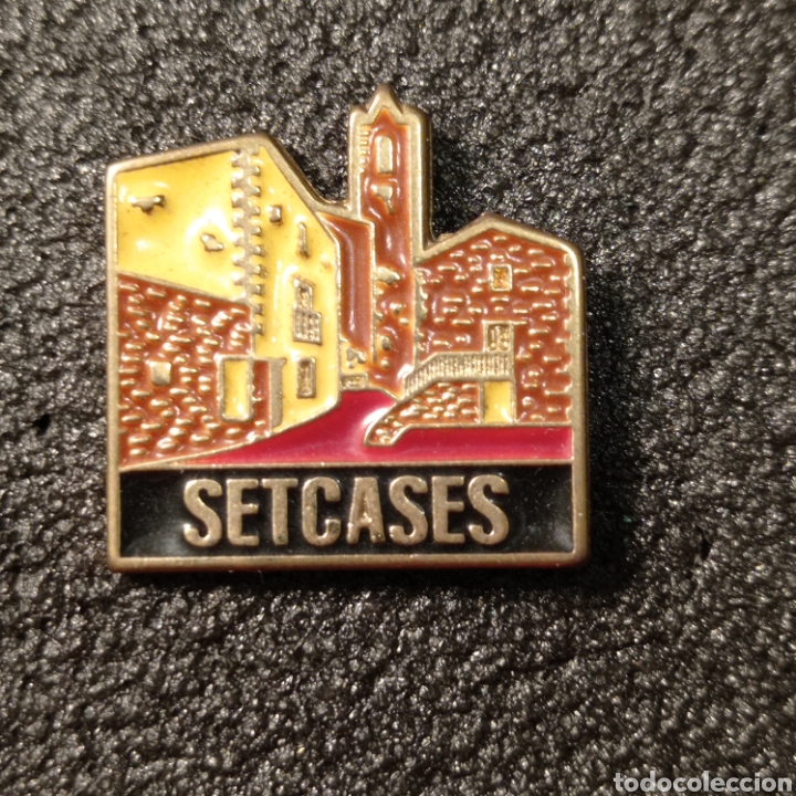 Pins e Spille di collezione: Pin tur&iacute;stico SETCASES (Girona)