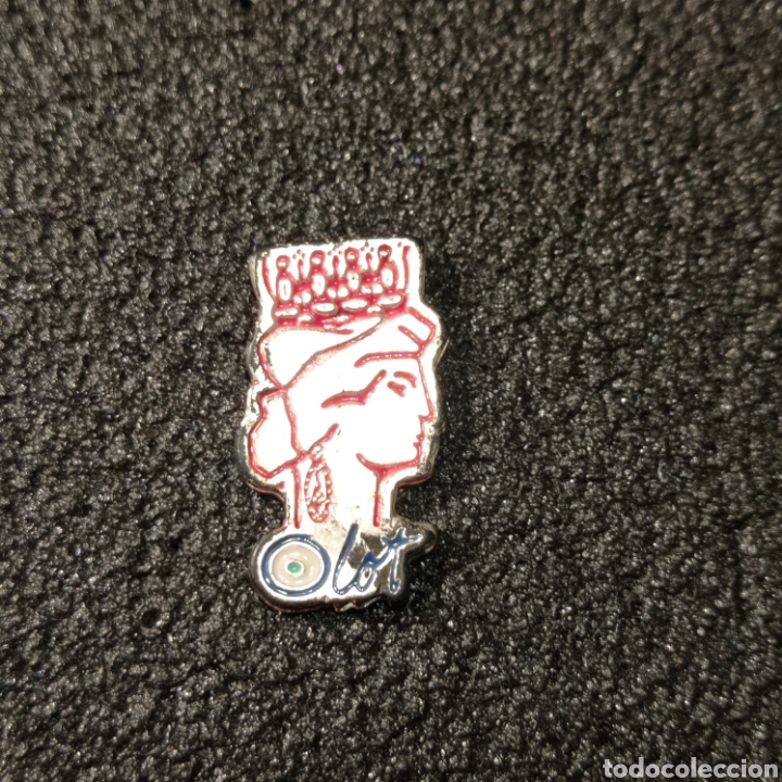 Pins e Spille di collezione: Pin tur&iacute;stico OLOT (Girona)