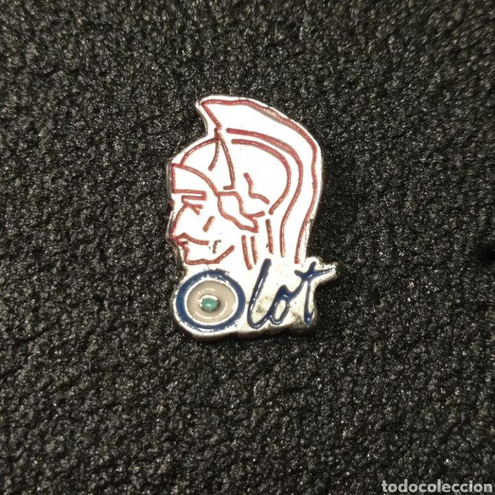 Pins e Spille di collezione: Pin tur&iacute;stico OLOT (Girona)