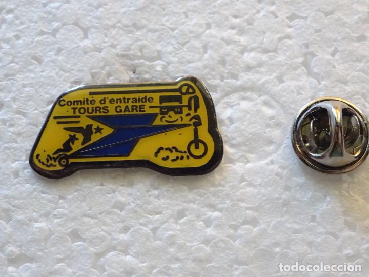 Pin's de collection: PIN DE TRENES FERROCARRILES. FRANCIA COMIT&Eacute; D'ENTRAIDE TOURS GARE
