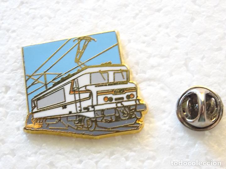Pins e Spille di collezione: PIN DE TRENES FERROCARRILES. LOCOMOTORA FRANCIA SNCF