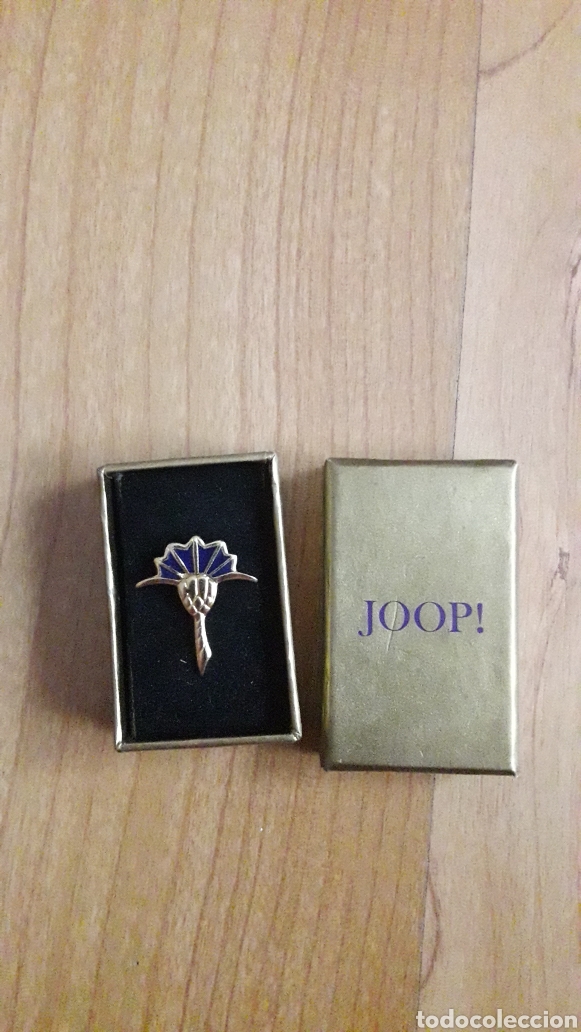 Sammlung von Pins: ESCUCHE CON PIN O BROCHE DE PERFUMES JOOP!