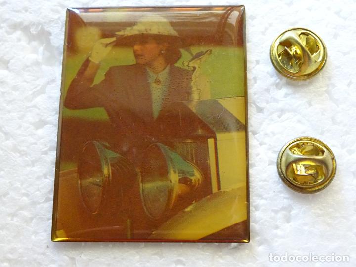 Pins de colecci&oacute;n: PIN GIGANTE. MUJER DAMA ELEGANTE CON ANTIGUO COCHE