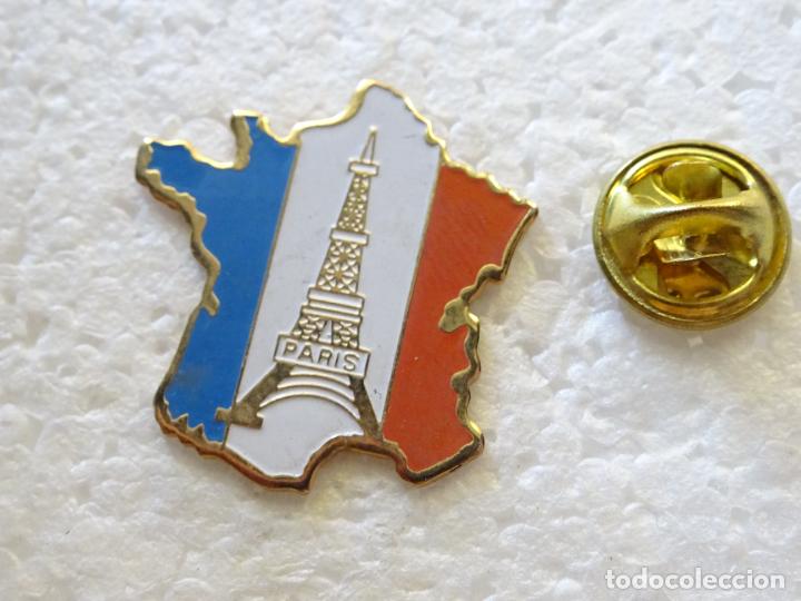 Pins e Spille di collezione: PIN DE TURISMO HER&Aacute;LDICA. MAPA FRANCIA BANDERA TORRE EIFFEL