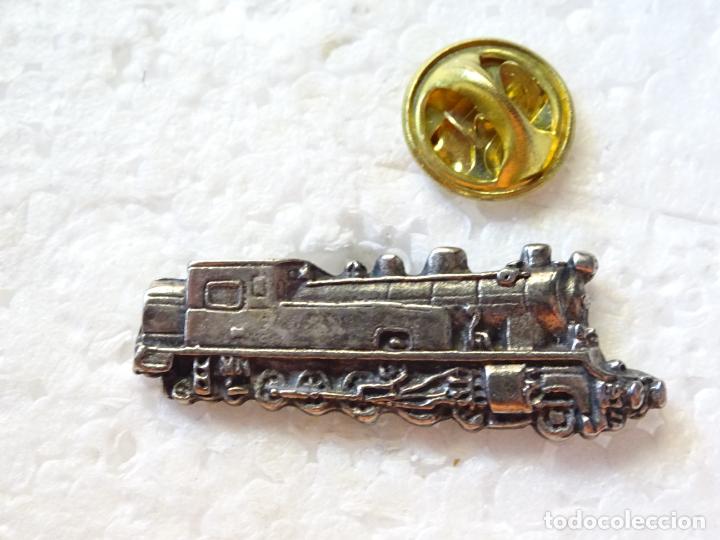 Pin's de collection: PIN DE TRENES FERROCARRILES. ANTIGUA LOCOMOTORA VAPOR. PLATEADA