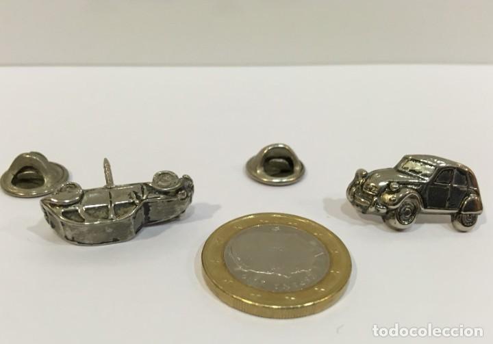 Pins de colecci&oacute;n: LOTE DE 2 PINS COCHES MET&Aacute;LICOS EN RELIEVE - PIN AUTO CITRO&Euml;N 2 CV