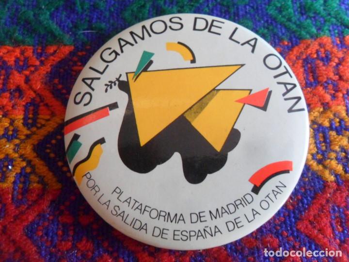 Collection pins: CHAPA SALGAMOS DE LA OTAN, PLATAFORMA DE MADRID POR LA SALIDA DE ESPA&Ntilde;A. A&Ntilde;OS 80. 5,5 CMS DI&Aacute;METRO.