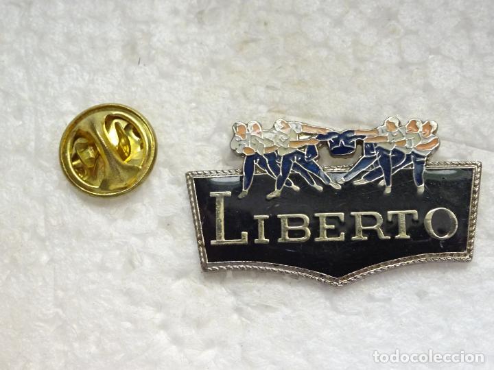Collection pins: PIN DE MARCAS DE ROPA. LIBERTO VAQUEROS JEANS SOGATIRA