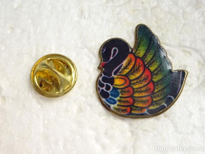 Pin's de collection: PIN DE ANIMALES. CISNE COLORES