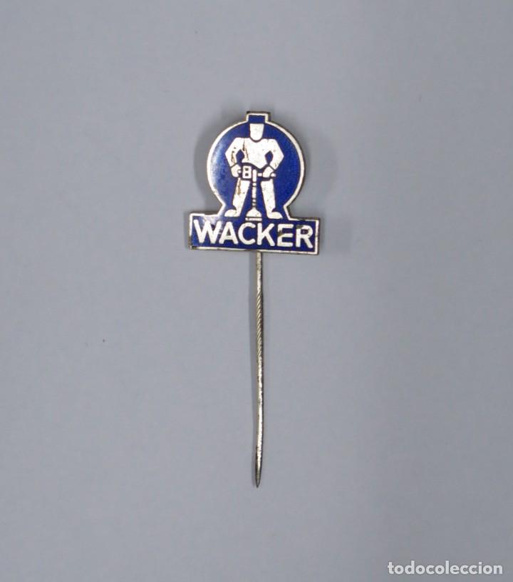 Pin's de collection: PIN ALFILER. MAQUINARIA WACKER