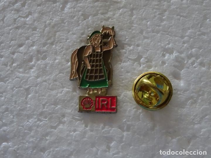 Pin's de collection: PIN DE TURISMO. TIPISMO DE IRLANDA. MUJER TRAJE T&Iacute;PICO. GASOLINERAS SHELL