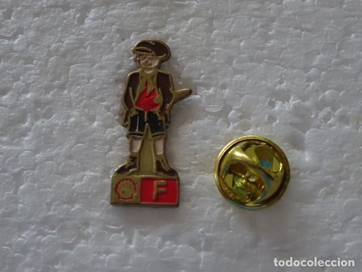 Pins e Spille di collezione: PIN DE TURISMO. TIPISMO DE FRANCIA. HOMBRE TRAJE T&Iacute;PICO. GASOLINERAS SHELL