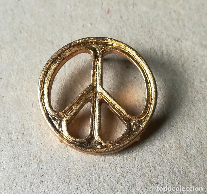 Pins de colecci&oacute;n: PIN DORADO SIMBOLO HIPPIE DE LA PAZ Y EL AMOR.