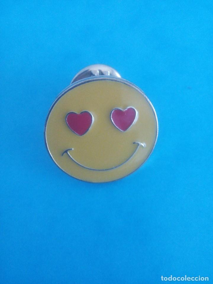 Pins de colecci&oacute;n: Pin emoticono - emoji - smiley - corazones
