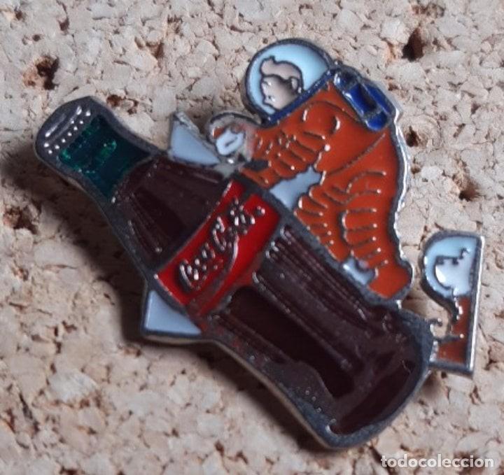 Pins de colecci&oacute;n: Pin Tintin botella Coca Cola Milu Aterrizaje en la Luna