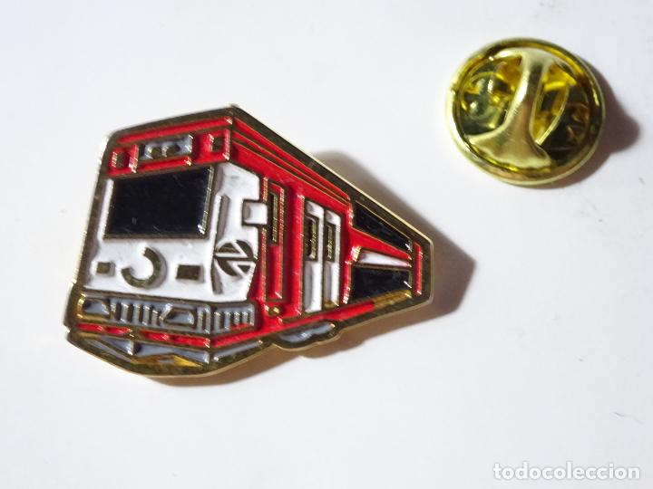 Pin's de collection: PIN DE TRENES FERROCARRILES. ESPA&Ntilde;A. LOCOMOTORA TREN CERCAN&Iacute;AS