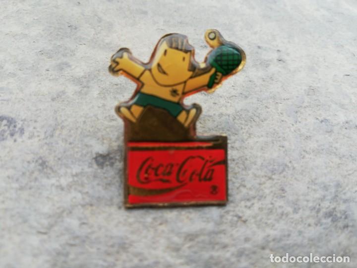 Pins de colecci&oacute;n: PIN DE LA COCACOLA DE LA OLIMPIADAS DEL 92 COLECCION DEPORTES CON COBI (TENISTA)