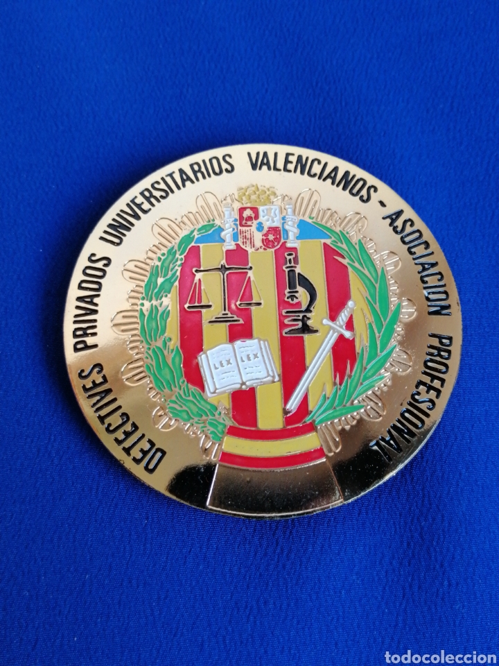 Pins e Spille di collezione: DETECTIVES PRIVADOS UNIVERSITARIOS VALENCIANOS ASOCIACI&Oacute;N PROFESIONAL CHAPA MET&Aacute;LICA (color dorado)