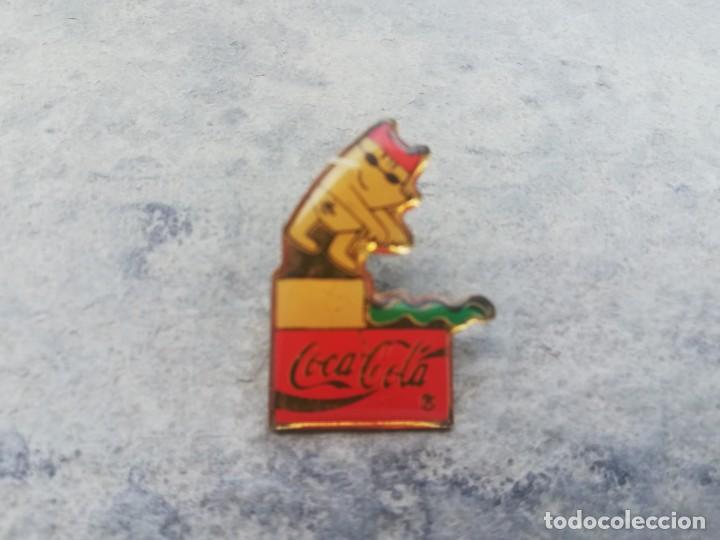 Pins de colecci&oacute;n: PIN DE LA COCACOLA DE LA OLIMPIADAS DEL 92 COLECCION DEPORTES CON COBI (NATACION)