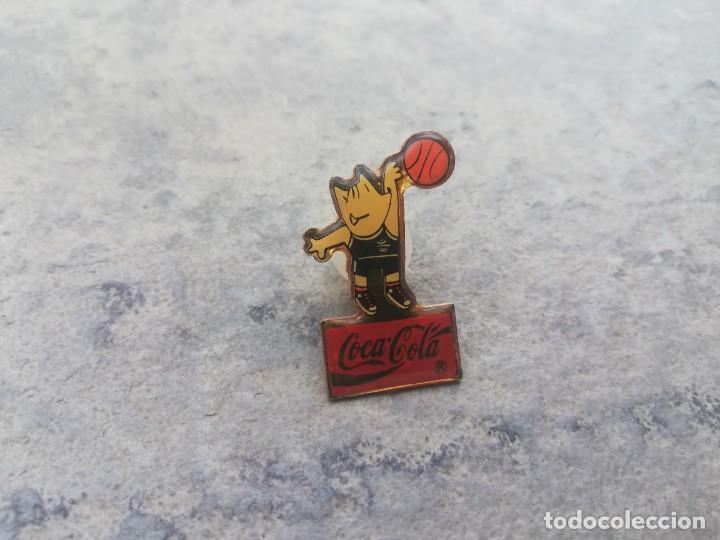 Pins de colecci&oacute;n: PIN DE LA COCACOLA DE LA OLIMPIADAS DEL 92 COLECCION DEPORTES CON COBI (BALONCESTO)