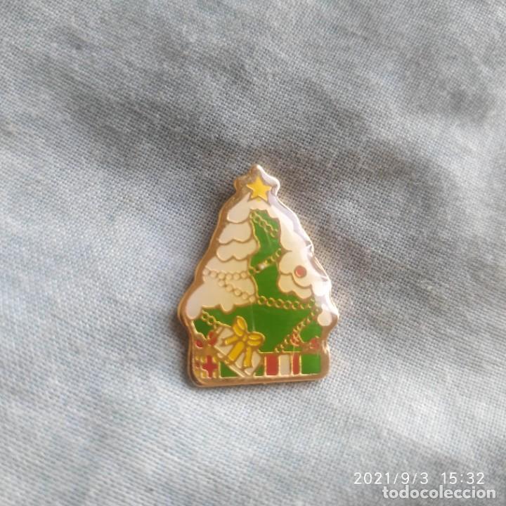 Pins de cole&ccedil;&atilde;o: PIN &aacute;rbol de Navidad con regalos Christmas badge
