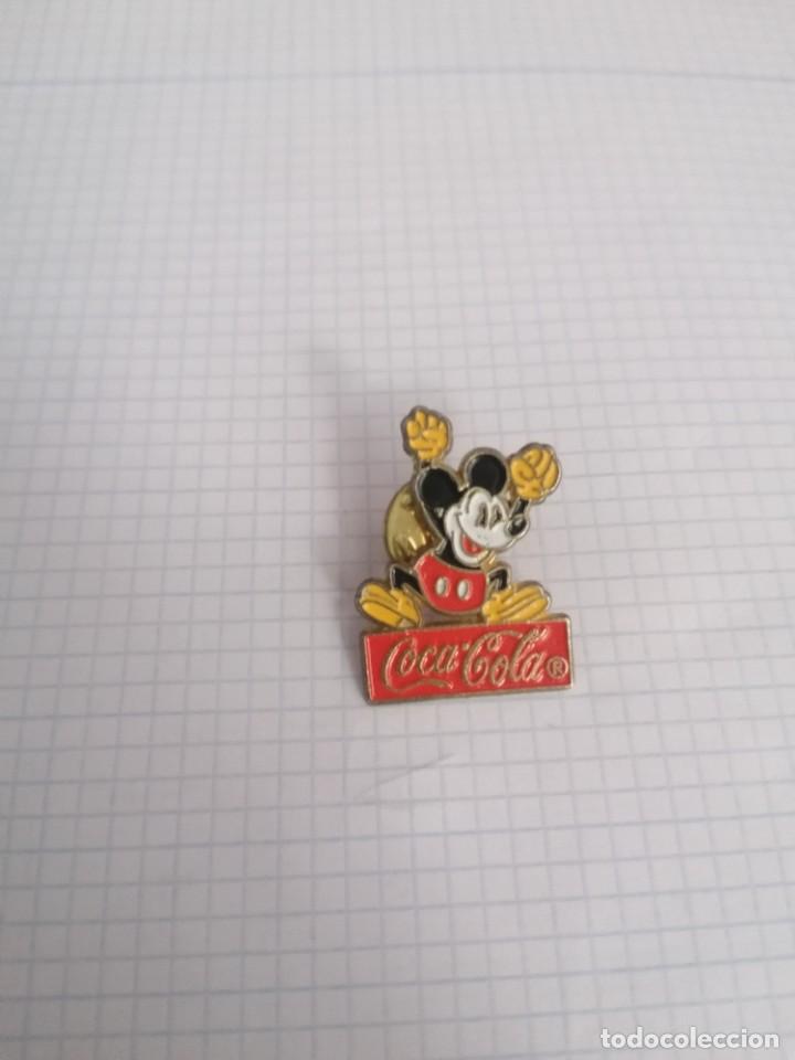 Pins de colecci&oacute;n: Vendo pin Mickey Mouse modelo Retro Coca Cola