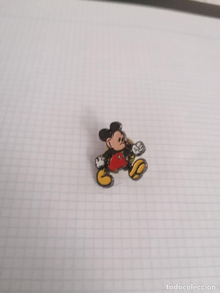 Pins de colecci&oacute;n: Vendo pin retro de Mickey Mouse