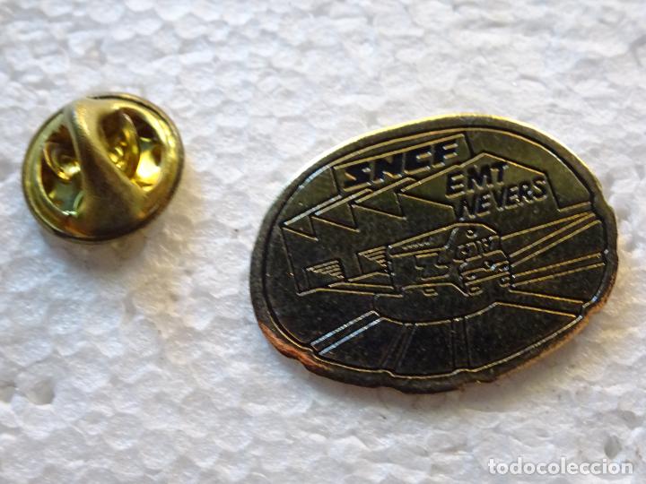 Pins e Spille di collezione: PIN DE TRENES FERROCARRILES. FRANCIA SNCF EMT NEVERS
