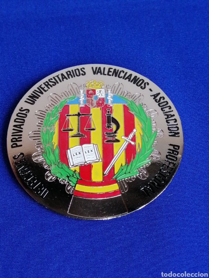 Pins de colecci&oacute;n: PLACA DETECTIVES PRIVADOS UNIVERSITARIOS VALENCIANOS ASOCIACI&Oacute;N PROFESIONAL (color plateado)