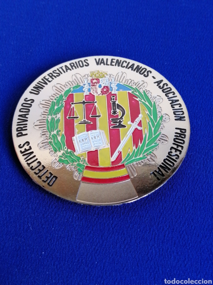 Pins de colecci&oacute;n: PLACA DETECTIVES PRIVADOS UNIVERSITARIOS VALENCIANOS ASOCIACI&Oacute;N PROFESIONAL (COLOR PLATEADO)