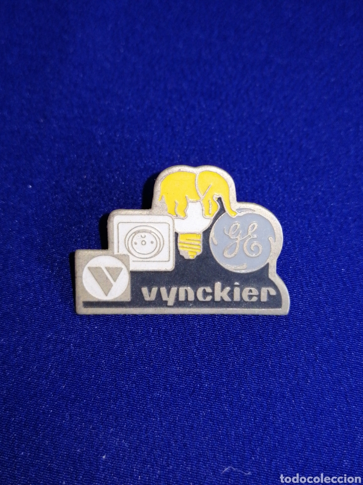 Pin's de collection: PIN VYNCKIER BOMBILLAS PUBLICIDAD