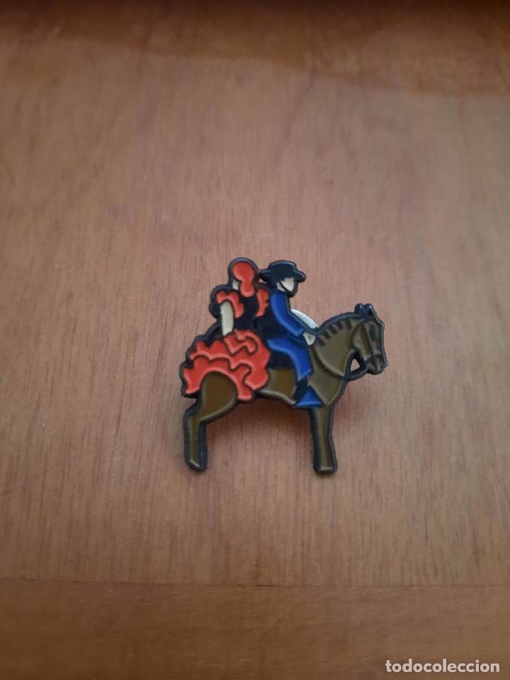 Pin's de collection: PAREJA MONTADA A CABALLO. JEREZ. ESQUI. EL PAIS. PIN. BUEN ESTADO. SIN USO. TURISMO DE ANDALUCIA