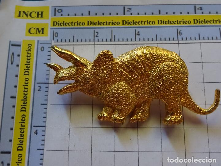 Pin's de collection: GRAN INSIGNIA BROCHE DE ANIMALES. DINOSAURIO. TRICERATOPS DORADO METAL CALIDAD