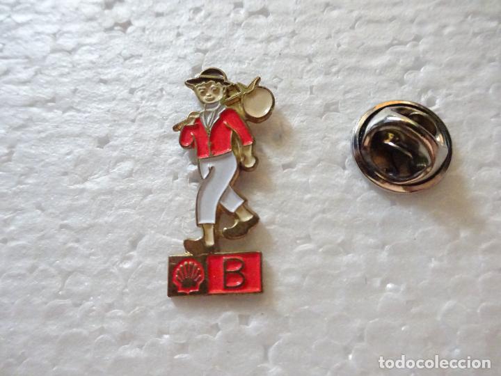 Sammlung von Pins: PIN GASOLNERAS SHELL. TRAJES T&Iacute;PICOS EUROPA. B&Eacute;LGICA