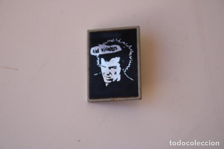 Pins de colecci&oacute;n: Chapa pin Unusual Vintage SEX PISTOLS Punk Rock pin badge Sid Vicious a&ntilde;os 80