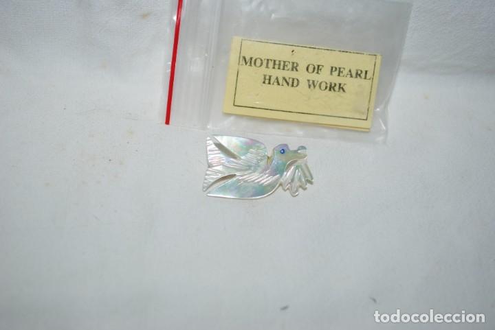 Pins e Spille di collezione: PALOMA DE LA PAZ HASIA LA DERECHA .