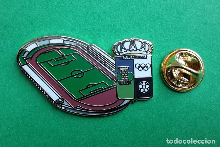 Sammlung von Pins: PIN FUTBOL - ESMALTE - ESCUDO MAS ESTADIO - U. POLIDEPORTIVA PLASENCIA - CIUDAD DE PLASENCIA
