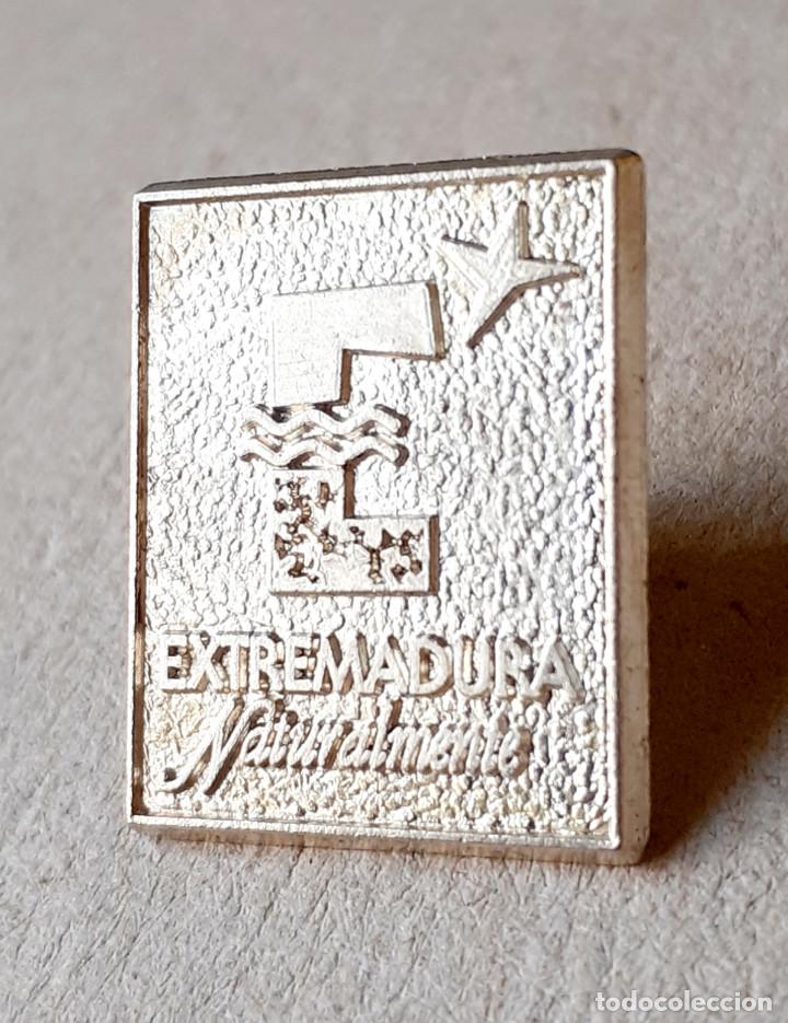 Pins de colecci&oacute;n: PIN EXTREMADURA. NATURALMENTE - Foto 1