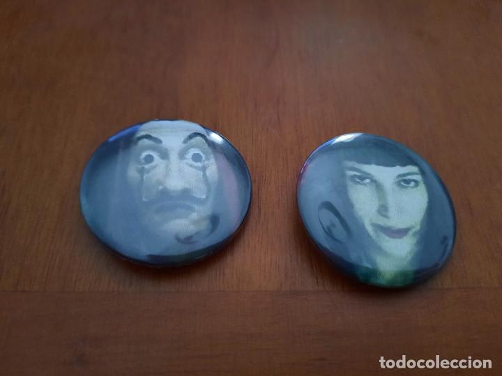 Pins de colecci&oacute;n: LA CASA DE PAPEL. 2 CHAPAS. PINS. 0,31 MM. PARTE ATR&Aacute;S MET&Aacute;LICA. BUEN ESTADO. SIN USO. DIFICIL