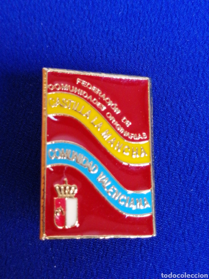 Sammlung von Pins: FEDERACI&Oacute;N DE COMUNIDADES ORIGINARIAS DE CASTILLA LA MANCHA INSIGNIA DE ALFILER