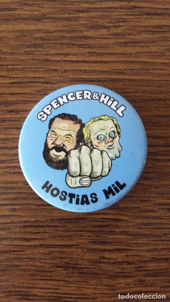 Pins de colecci&oacute;n: Chapa con alfiler El Jueves Western - Pedro Vera - Spencer & Hill Hostias Mil
