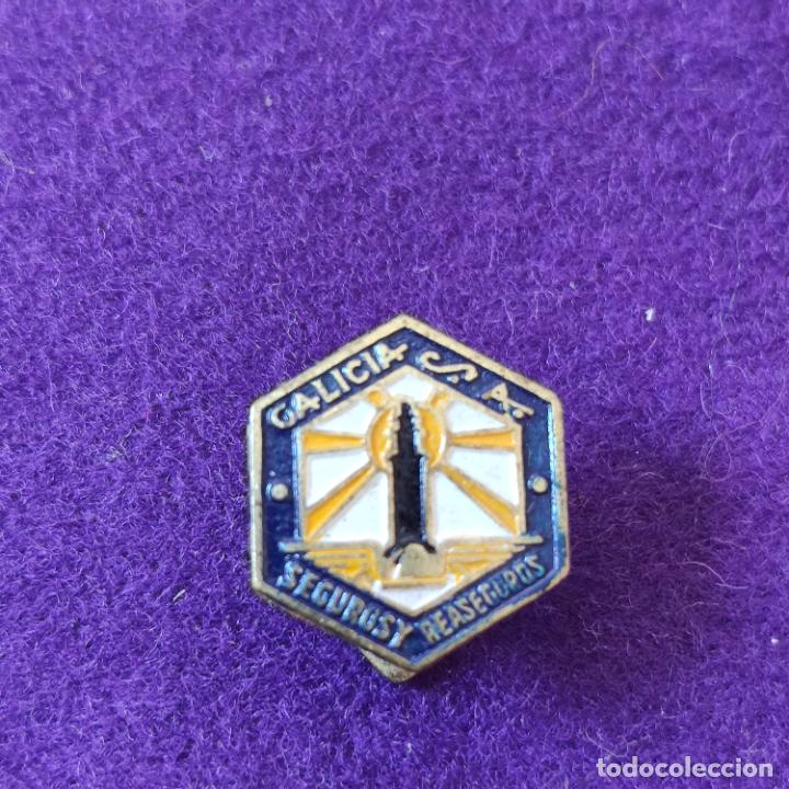 Pins e Spille di collezione: ANTIGUA INSIGNIA DE OJAL DE SEGUROS GALICIA. TORRE DE HERCULES. A&Ntilde;OS 70. PIN.