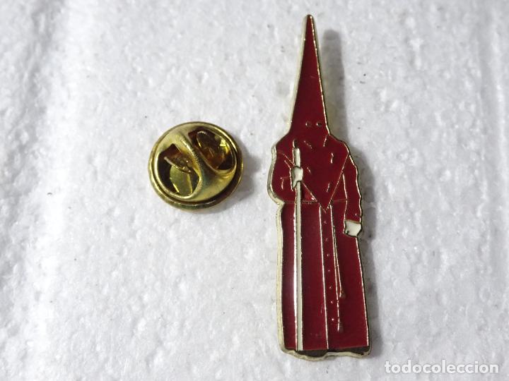 Pins de colecci&oacute;n: PIN RELIGIOSO SEMANA SANTA. PENITENTE NAZARENO CAPUCHINO. T&Uacute;NICA Y CAPIROTE ROJO OSCURO GRANATE