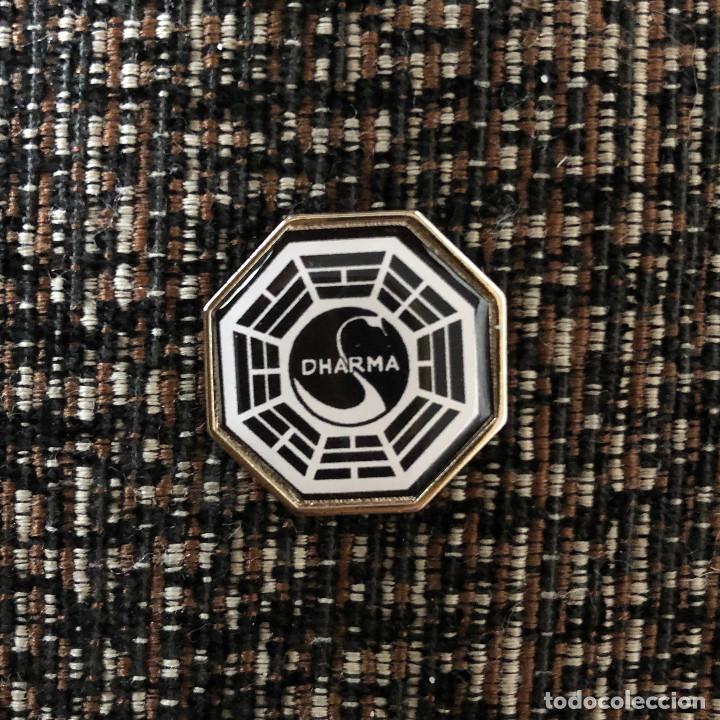 Collection pins: PIN MET&Aacute;LICO Y GOMA DHARMA LOST PERDIDOS EXAGONAL INICIATIVA DARMA DHARMA