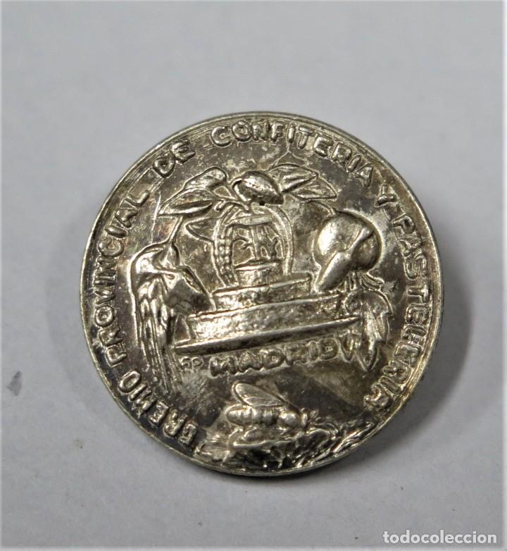 Pin's de collection: PIN O INSIGNIA. PREMIO PROVINCIAL DE CONFITERIA Y RESPOTERIA. MADRID. PLATA