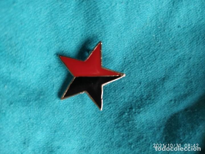 Pins de colecci&oacute;n: Pin tipo insignia estrella bandera anarquista sindicato CGT